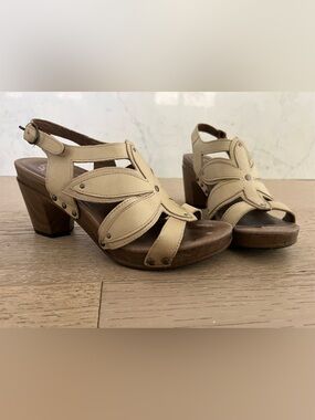 Dansko Beige Tan Nina Floral Cutout Clog Sandals Sz 7.5 / 38